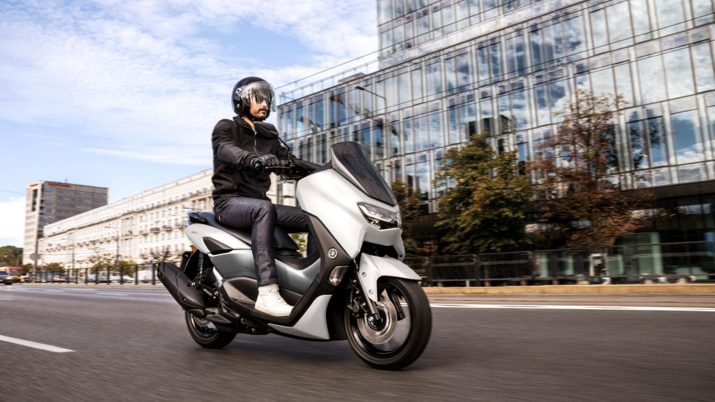 2022-Yamaha-G125YM-EU-Milky_White-Action-001-03 (1)
