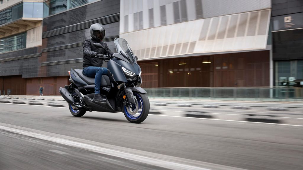 2022-Yamaha-XMAX125-EU-Icon_Blue-Action-005-03 (1)