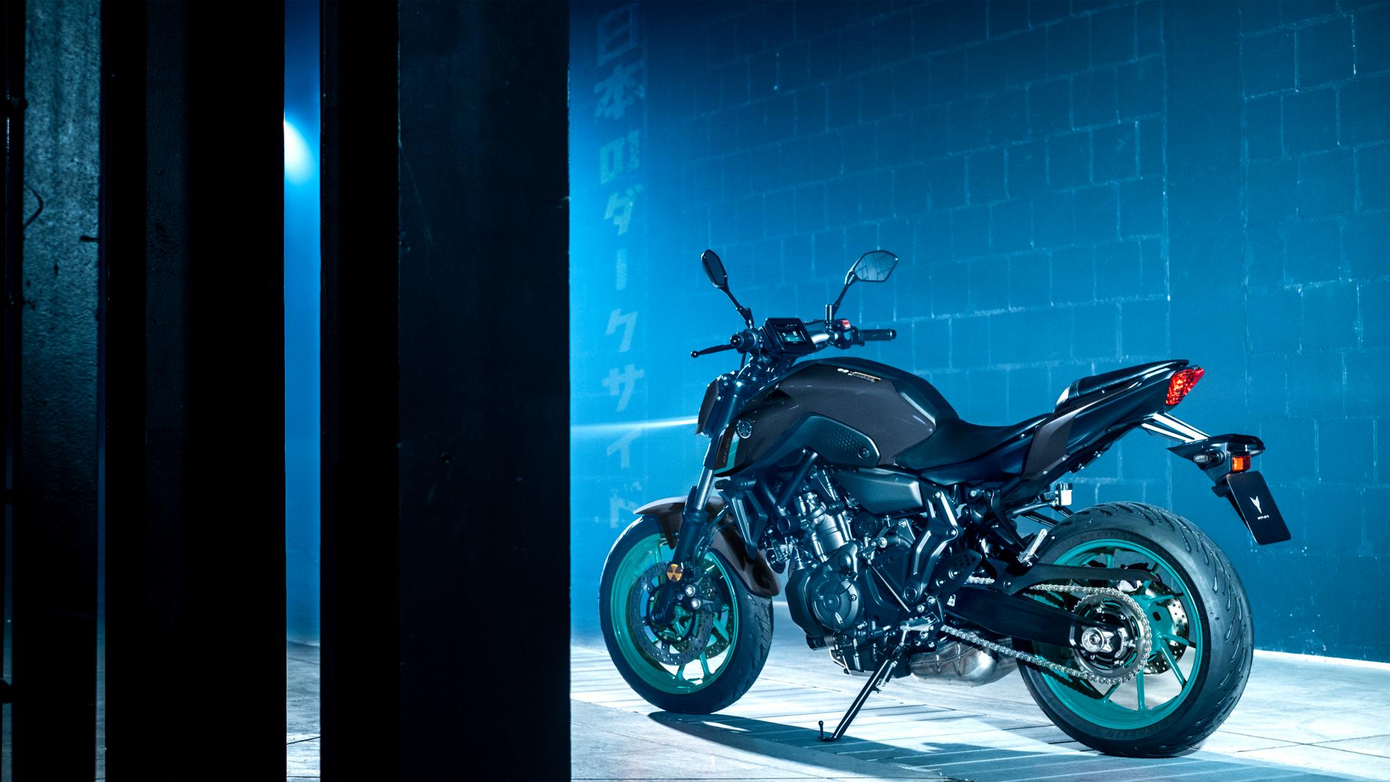 2024-Yamaha-MT07-EU-Midnight_Cyan-Static-004-03