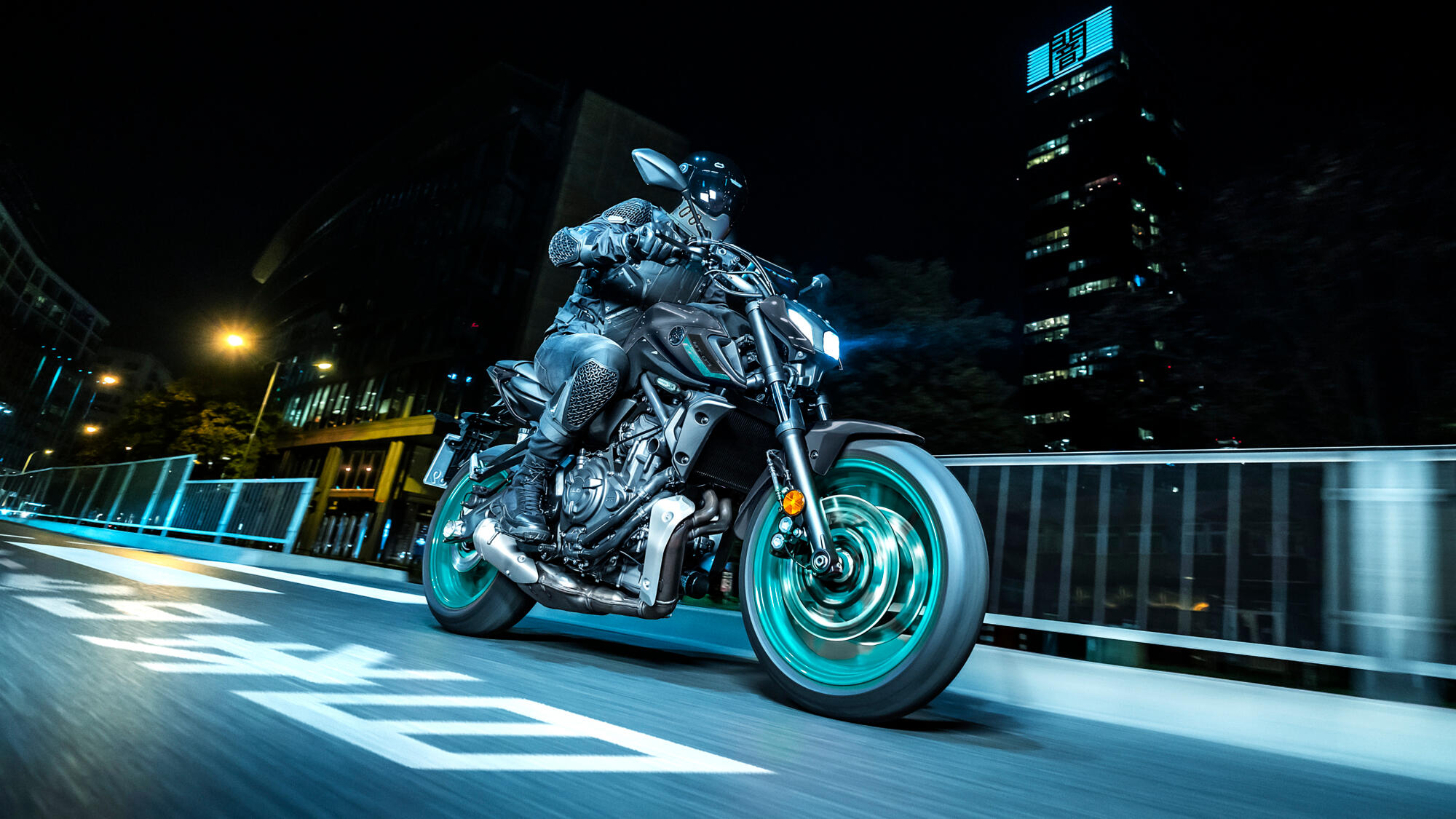 2024-Yamaha-MT07A-EU-Midnight_Cyan-Action-001-03