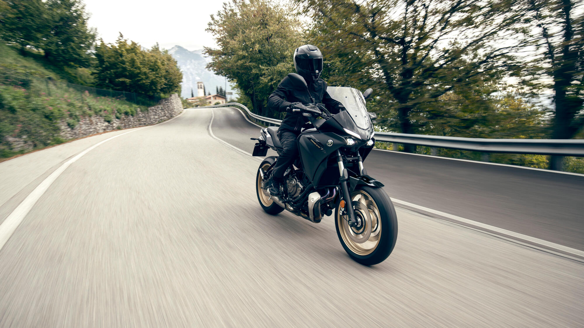 2024-Yamaha-MT07TR-EU-Midnight_Black-Action-001-03