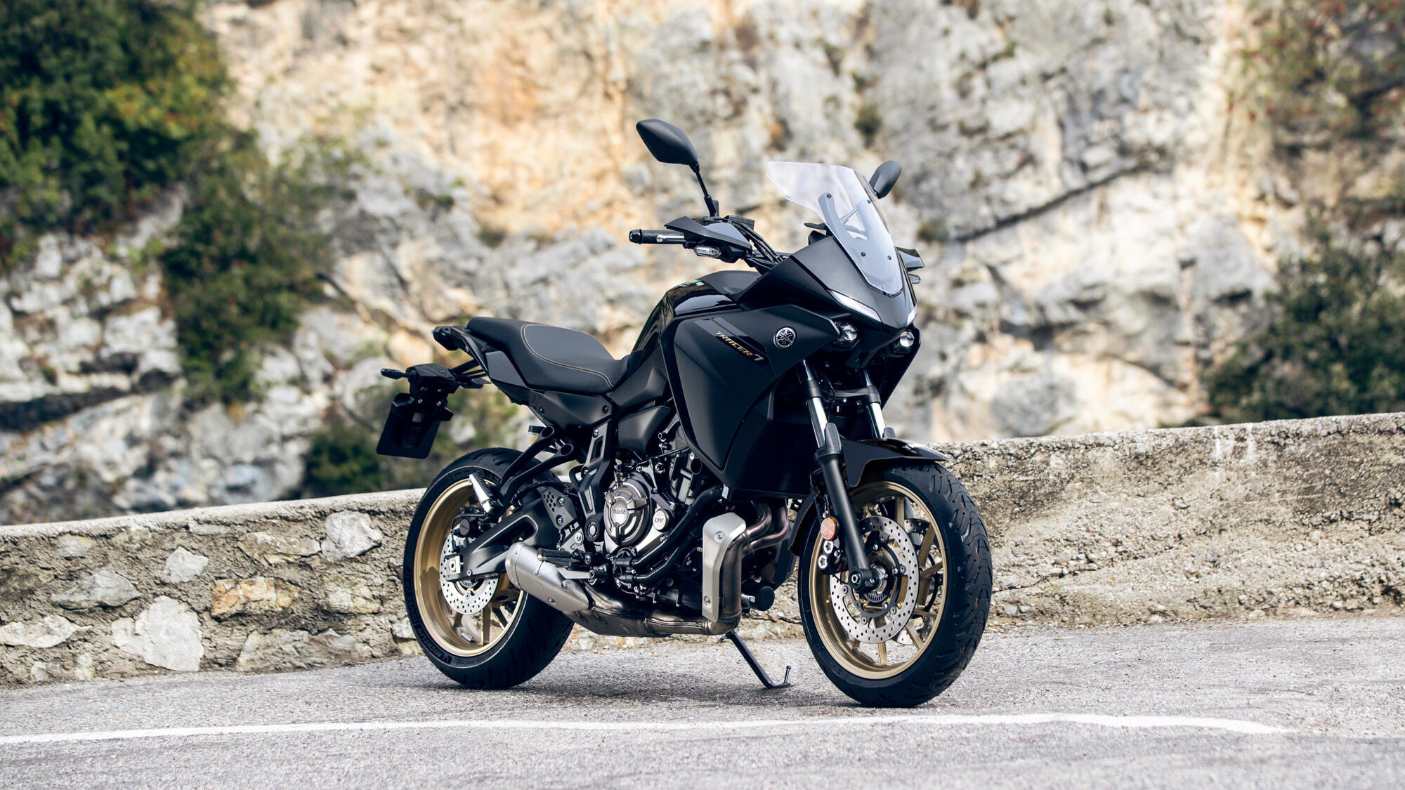 2024-Yamaha-MT07TR-EU-Midnight_Black-Static-001-03