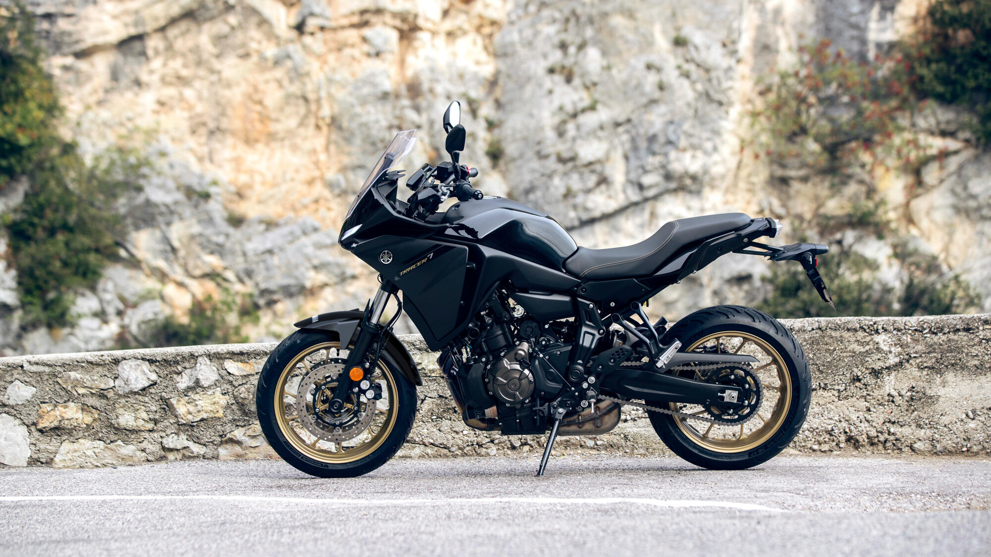 2024-Yamaha-MT07TR-EU-Midnight_Black-Static-002-03