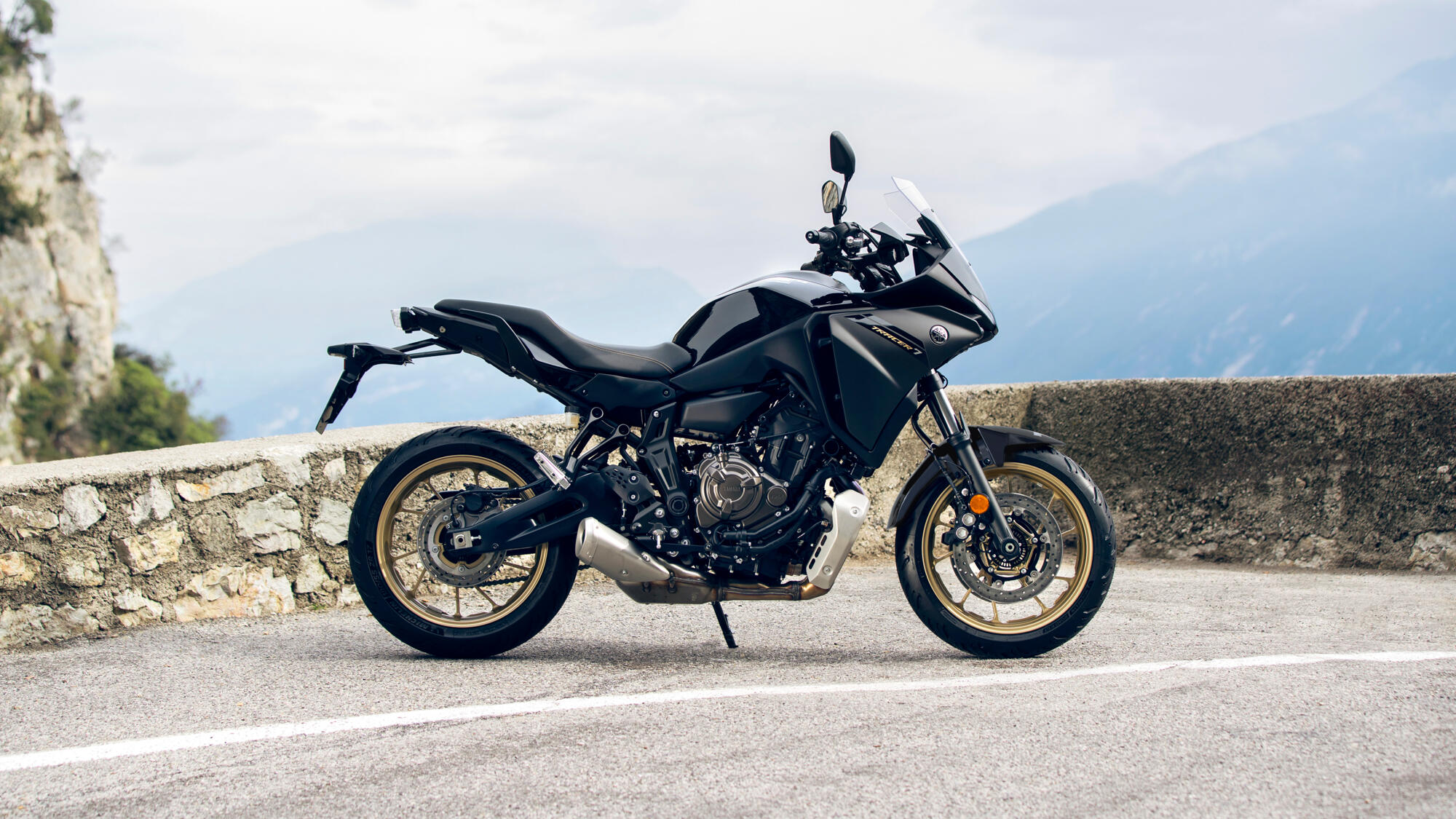 2024-Yamaha-MT07TR-EU-Midnight_Black-Static-003-03