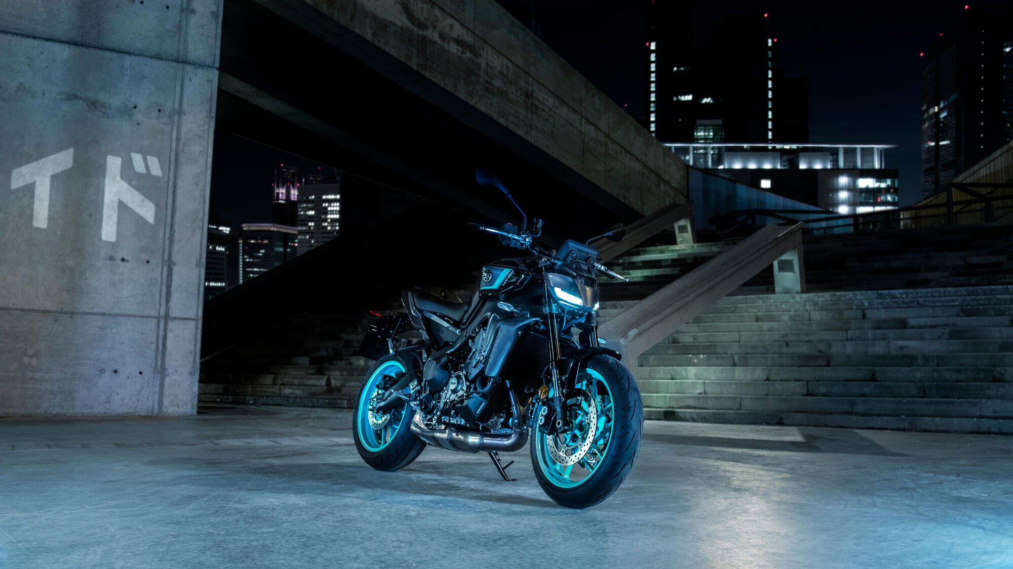 2024-Yamaha-MT09-EU-Midnight_Cyan-Static-004-03