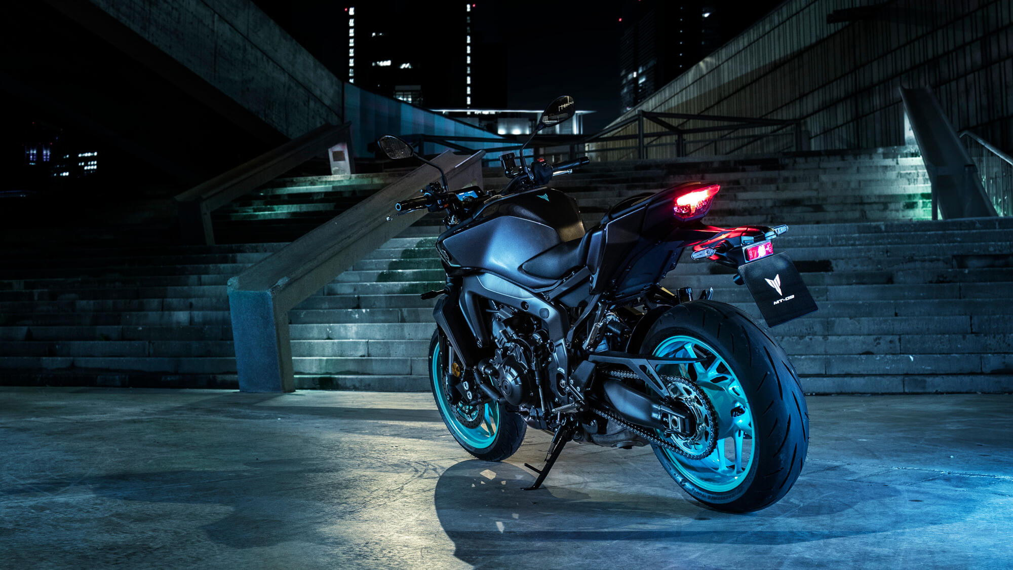 2024-Yamaha-MT09-EU-Midnight_Cyan-Static-007-03