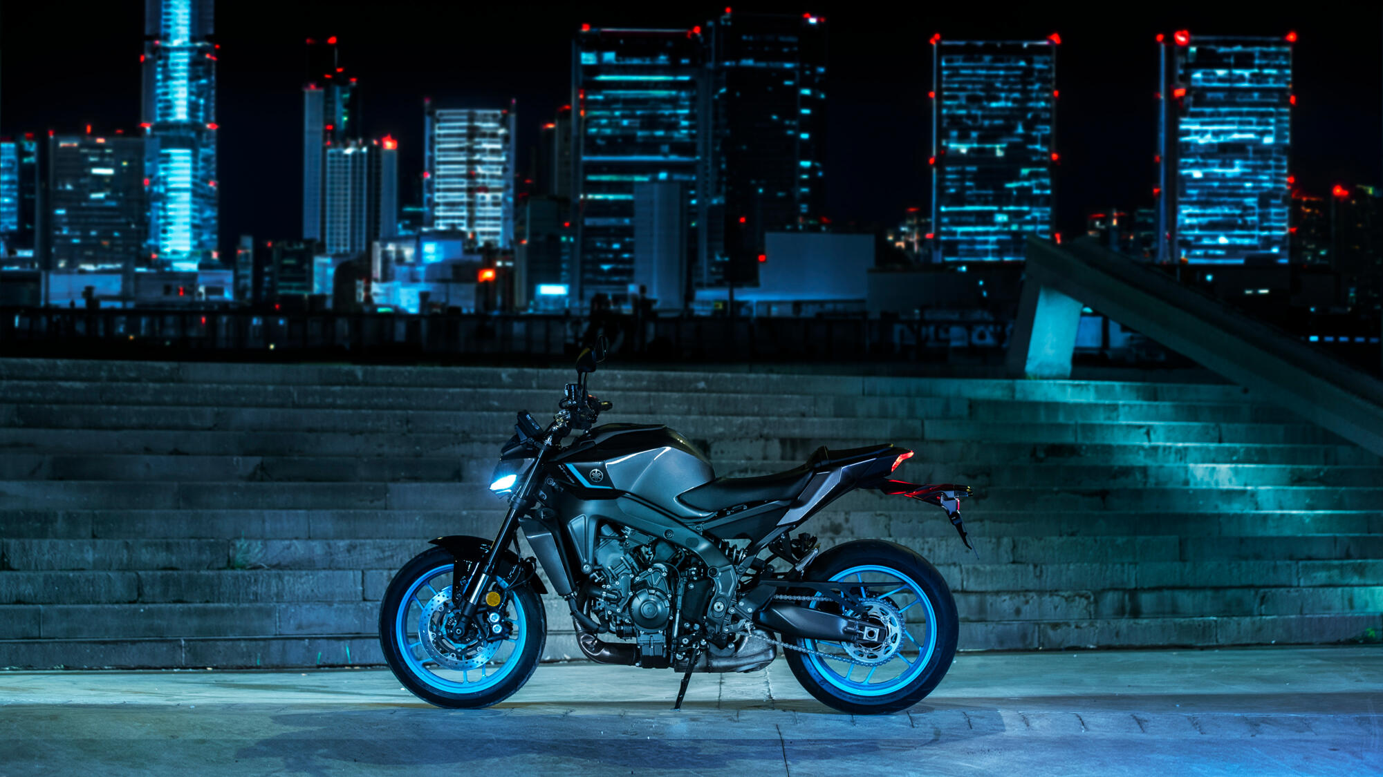 2024-Yamaha-MT09-EU-Midnight_Cyan-Static-008-03