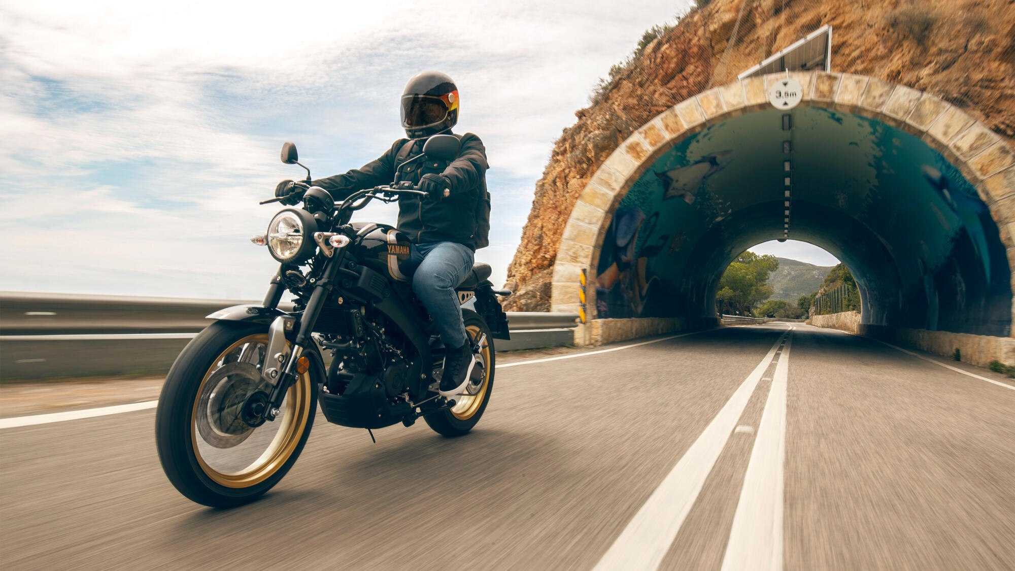 2024-Yamaha-XS125SV-EU-Historic_Black-Action-002-03